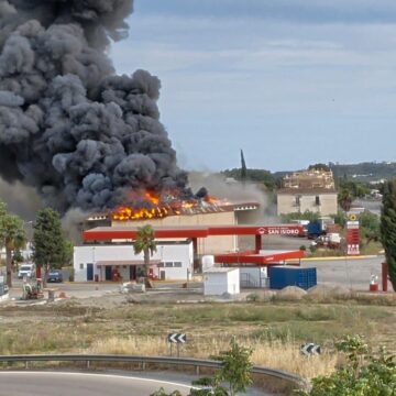 Un incendio en una nave de El Trapiche moviliza a los servicios de emergencia de Vélez-Málaga