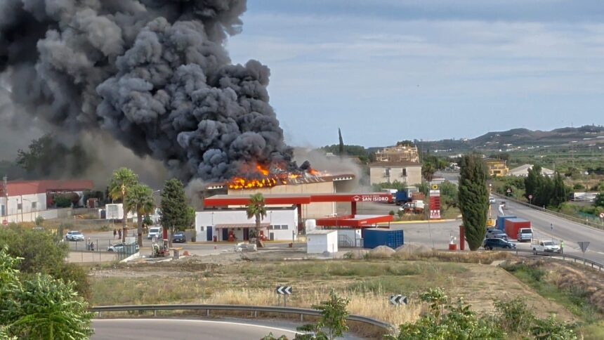 Un incendio en una nave de El Trapiche moviliza a los servicios de emergencia de Vélez-Málaga