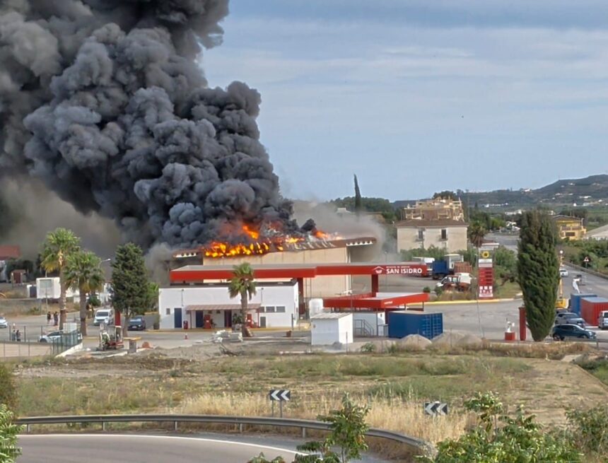 Un incendio en una nave de El Trapiche moviliza a los servicios de emergencia de Vélez-Málaga