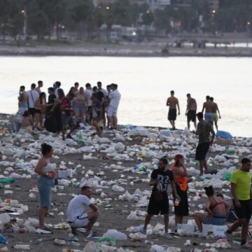 Así han amanecido las playas de Málaga tras la noche de San Juan: un mar  bolsas y desperdicios