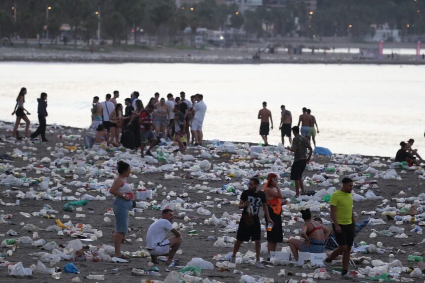Así han amanecido las playas de Málaga tras la noche de San Juan: un mar  bolsas y desperdicios