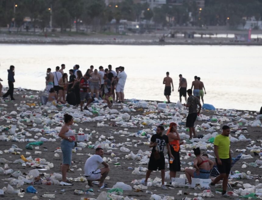 Así han amanecido las playas de Málaga tras la noche de San Juan: un mar bolsas y desperdicios Así han amanecido las playas de Málaga tras la noche de San Juan: un mar bolsas y desperdicios