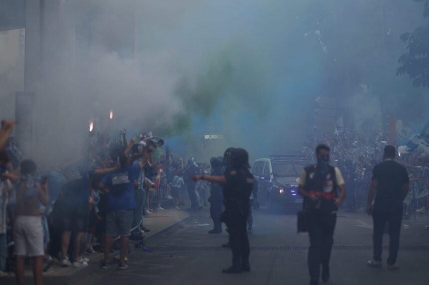 Un infierno blanquiazul: Las imágenes del espectacular recibimiento del Málaga-Las Palmas