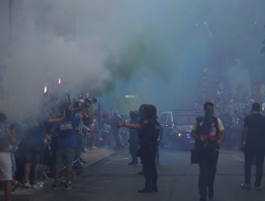 Un infierno blanquiazul: Las imágenes del espectacular recibimiento del Málaga-Las Palmas
