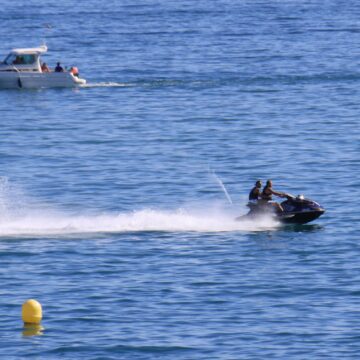 Muere un hombre de 30 años al chocar una moto de agua con un barco en Fuengirola
