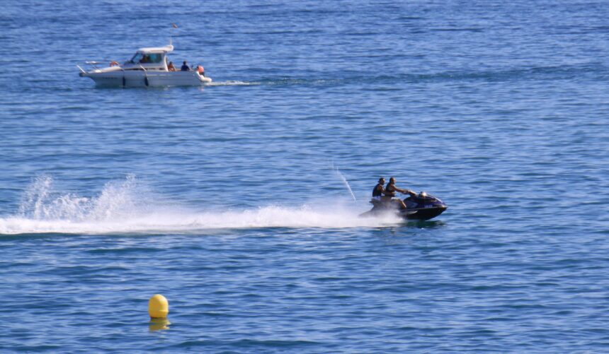 Muere un hombre de 30 años al chocar una moto de agua con un barco en Fuengirola