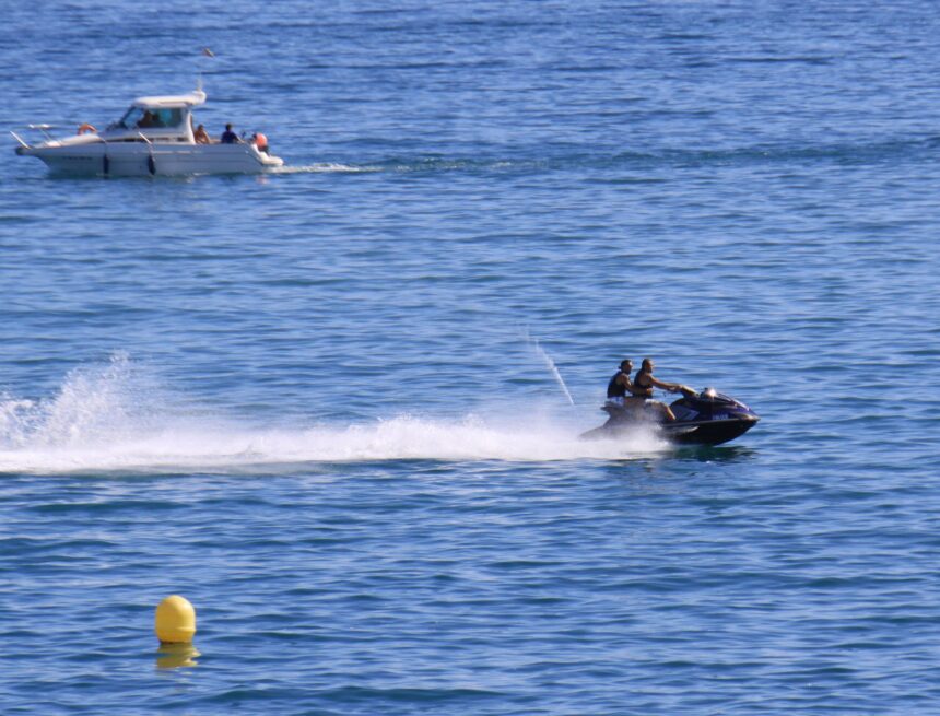 Muere un hombre de 30 años al chocar una moto de agua con un barco en Fuengirola