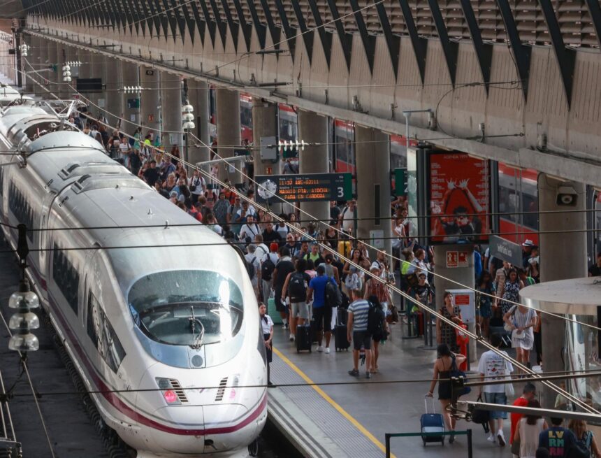 Un corte en la Alta Velocidad por un fallo eléctrico en Sevilla provoca afectaciones en los trenes Málaga-Madrid Un corte en la Alta Velocidad por un fallo eléctrico en Sevilla provoca afectaciones en los trenes Málaga-Madrid
