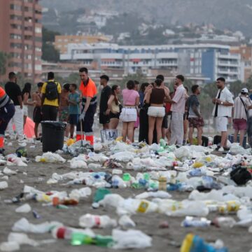 Las playas de Málaga amanecen entre un mar de plástico y botellas tras la noche de San Juan