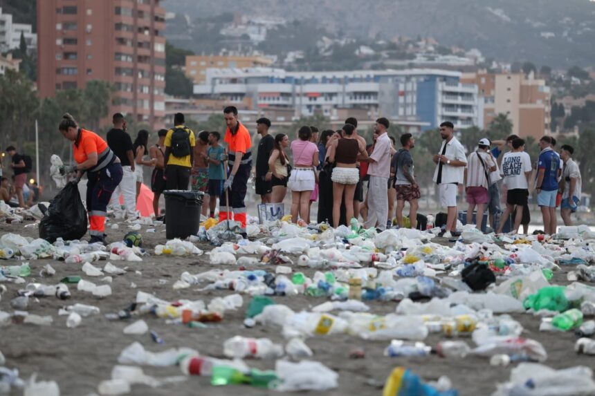 Las playas de Málaga amanecen entre un mar de plástico y botellas tras la noche de San Juan