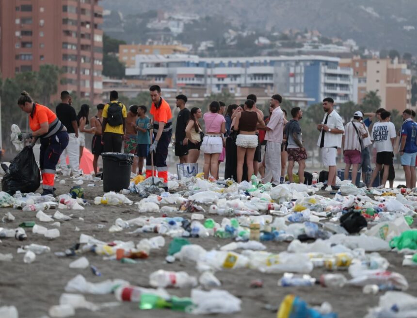 Las playas de Málaga amanecen entre un mar de plástico y botellas tras la noche de San Juan Las playas de Málaga amanecen entre un mar de plástico y botellas tras la noche de San Juan
