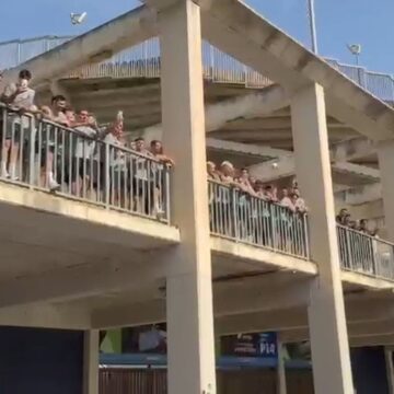 Los jugadores y la afición del Málaga CF, al ritmo de «Rosaleda y Roca»