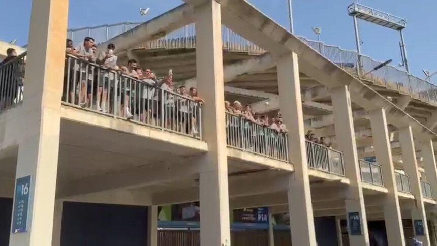 Los jugadores y la afición del Málaga CF, al ritmo de «Rosaleda y Roca»