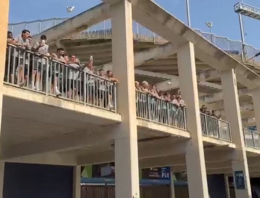 Los jugadores y la afición del Málaga CF, al ritmo de «Rosaleda y Roca»