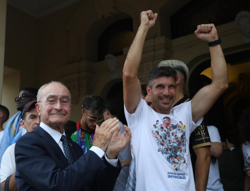 El alcalde de Málaga recibe una pitada durante la celebración del ascenso: "¿Dónde está el estadio?" El alcalde de Málaga recibe una pitada durante la celebración del ascenso: «¿Dónde está el estadio?»