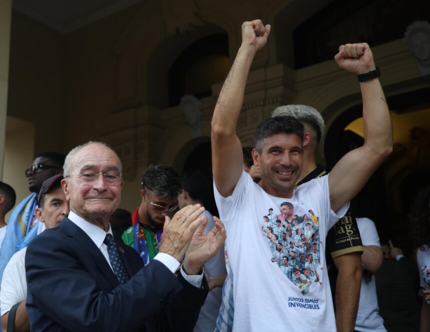 El alcalde de Málaga recibe una pitada durante la celebración del ascenso: "¿Dónde está el estadio?" El alcalde de Málaga recibe una pitada durante la celebración del ascenso: «¿Dónde está el estadio?»