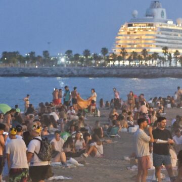 Málaga celebra la noche de San Juan, en imágenes