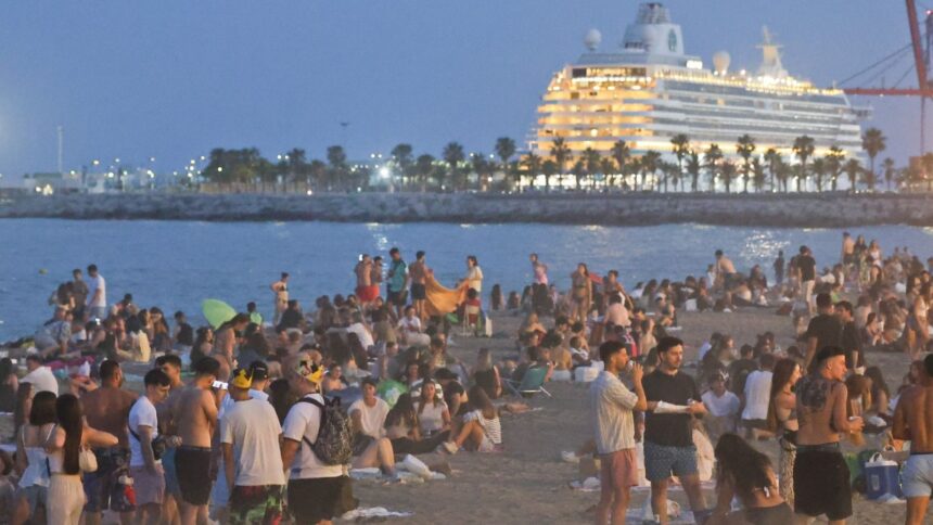 Málaga celebra la noche de San Juan, en imágenes
