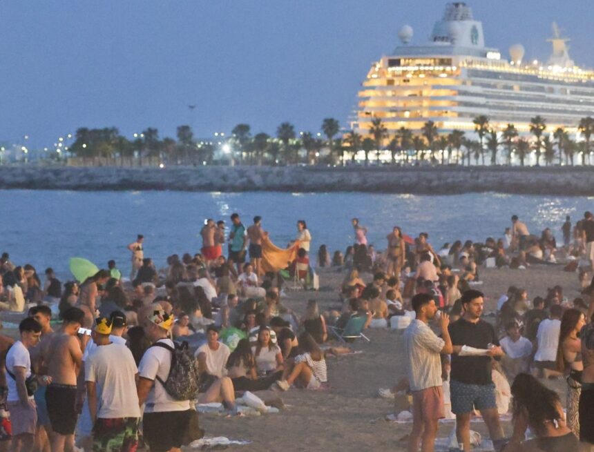 Málaga celebra la noche de San Juan, en imágenes Málaga celebra la noche de San Juan, en imágenes