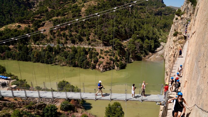 Las fotos del puente colgante más largo de España, en el Caminito del Rey