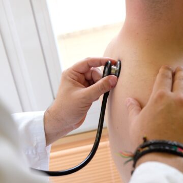 Denuncian el «alarmante» déficit de pediatras y médicos de familia en la Costa occidental de Málaga