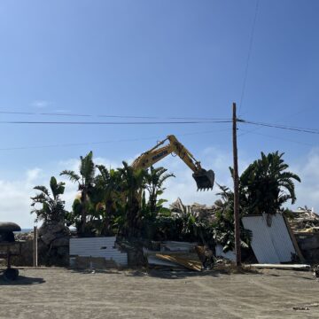 Derriban el chiringuito BereBere en Torre del Mar tras 18 años de actividad