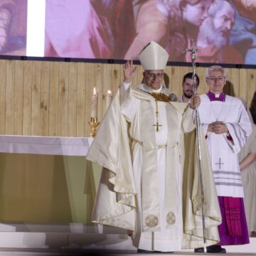 La polarización, los más vulnerables y los jóvenes, ejes del primer día de papa en España