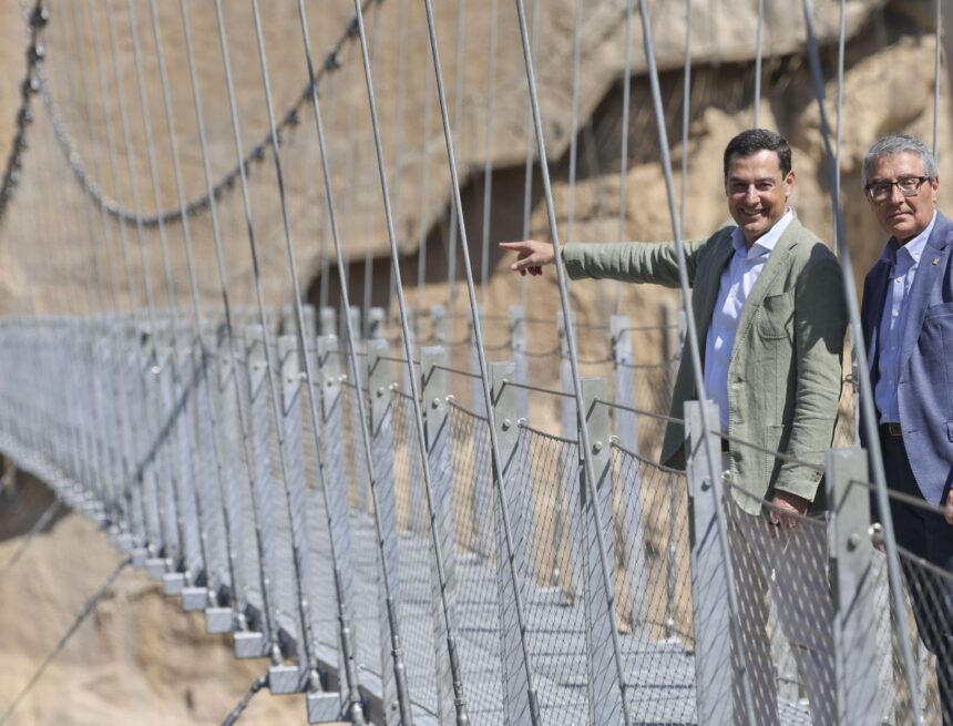 El Caminito del Rey desafía al vértigo e inaugura el puente colgante más largo de España
