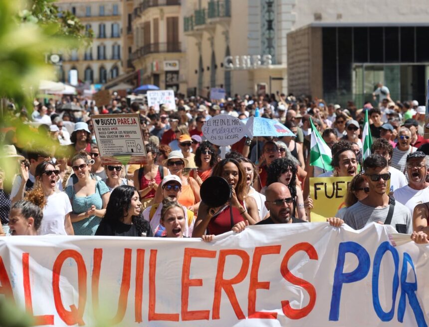 Málaga toma las calles en otra manifestación por la vivienda: ‘‘Camino de los 40 años y sigo en casa de mis padres’’ Málaga toma las calles en otra manifestación por la vivienda: ‘‘Camino de los 40 años y sigo en casa de mis padres’’