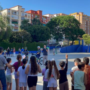 El CEIP Manuel de Falla de Málaga recibe a los ciclistas de Kilómetros de Esperanza para visibilizar el tumor cerebral