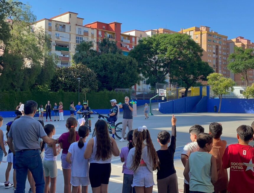 El CEIP Manuel de Falla de Málaga recibe a los ciclistas de Kilómetros de Esperanza para visibilizar el tumor cerebral