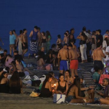 Málaga celebra su noche de San Juan entre un mar de jóvenes y altas olas