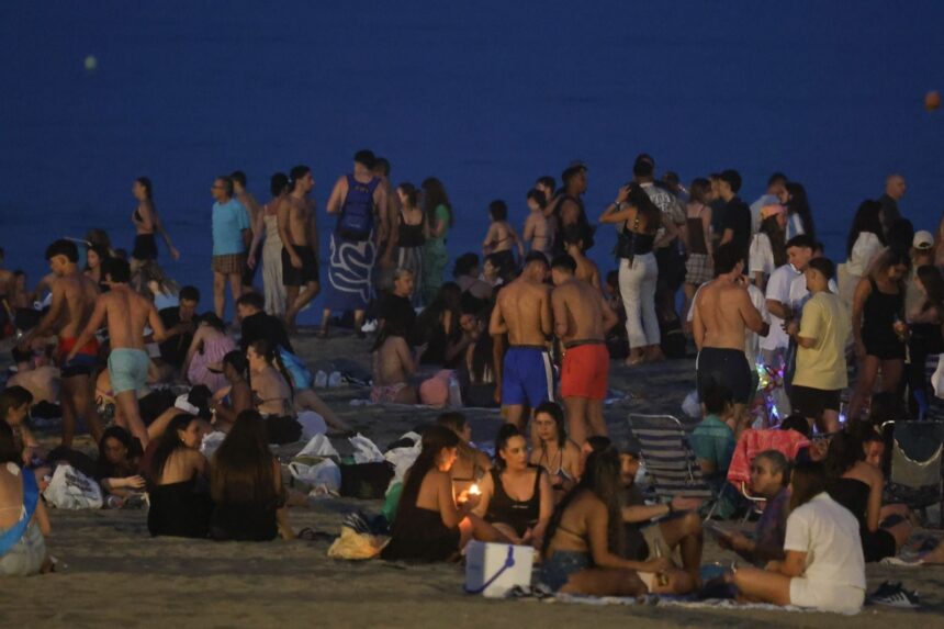 Málaga celebra su noche de San Juan entre un mar de jóvenes y altas olas