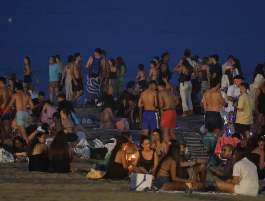 Málaga celebra su noche de San Juan entre un mar de jóvenes y altas olas Málaga celebra su noche de San Juan entre un mar de jóvenes y altas olas