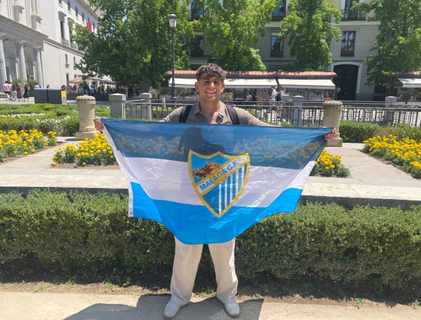 Ángel, el malaguista bendecido por el Papa tras pedirle suerte para el ascenso: “Me miró y me hizo la señal de la cruz" Ángel, el malaguista bendecido por el Papa tras pedirle suerte para el ascenso: “Me miró y me hizo la señal de la cruz»