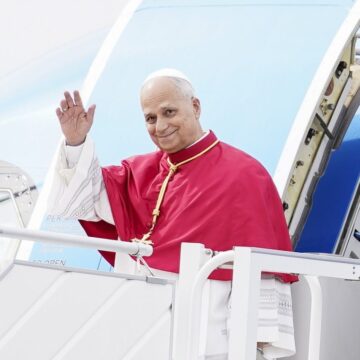La llegada del papa León XIV a España en imágenes