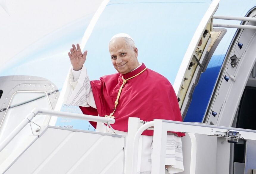La llegada del papa León XIV a España en imágenes