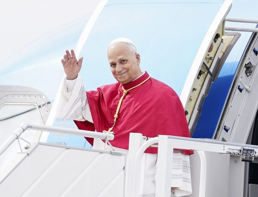 La llegada del papa León XIV a España en imágenes