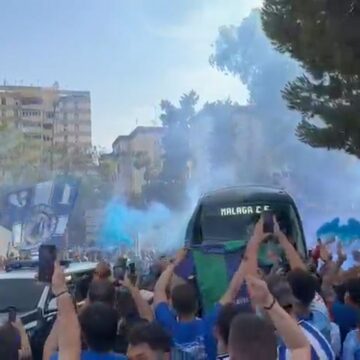 Así despidió la afición del Málaga CF al autobús antes de salir para Almería