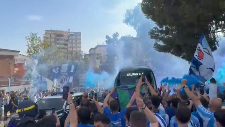 Así despidió la afición del Málaga CF al autobús antes de salir para Almería