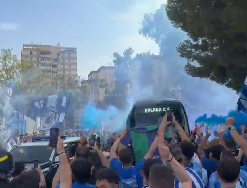 Así despidió la afición del Málaga CF al autobús antes de salir para Almería