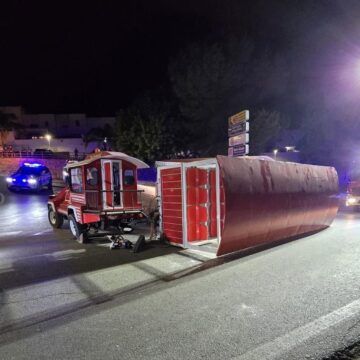Varios heridos, algunos menores, tras volcar un vagón de un tren turístico en Cártama: "El susto ha sido muy grande" Varios heridos, algunos menores, tras volcar un vagón de un tren turístico en Cártama: «El susto ha sido muy grande»