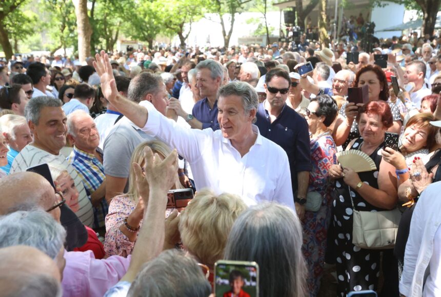 Feijóo ve al Gobierno de «capaz de cualquier cosa» y promete «una limpieza total»