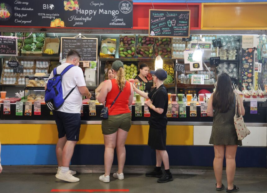 Carteles en el mercado de Atarazanas de Málaga para reducir los ‘atascos’ de los turistas