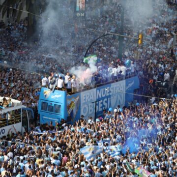 Málaga se echa a la calle: Las mejores fotos de la fiesta del ascenso a Primera Málaga se echa a la calle: Las mejores fotos de la fiesta del ascenso a Primera