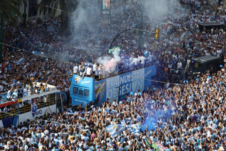 Málaga se echa a la calle: Las mejores fotos de la fiesta del ascenso a Primera