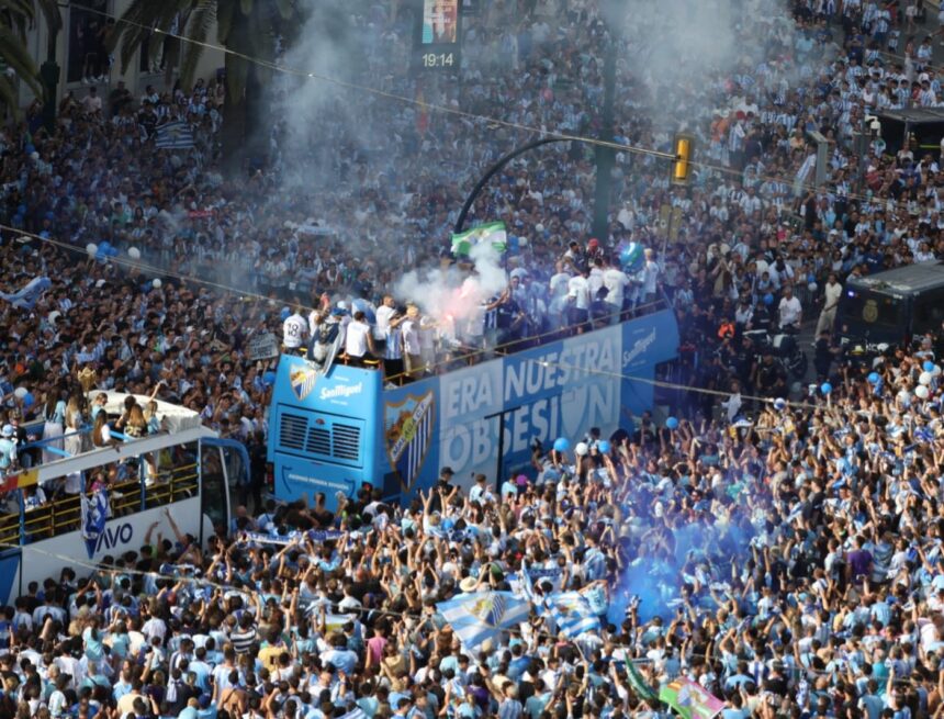 Málaga se echa a la calle: Las mejores fotos de la fiesta del ascenso a Primera Málaga se echa a la calle: Las mejores fotos de la fiesta del ascenso a Primera