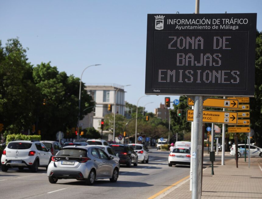 La Zona de Bajas Emisiones de Málaga multa a 10.000 conductores en pleno debate por el varapalo judicial La Zona de Bajas Emisiones de Málaga multa a 10.000 conductores en pleno debate por el varapalo judicial