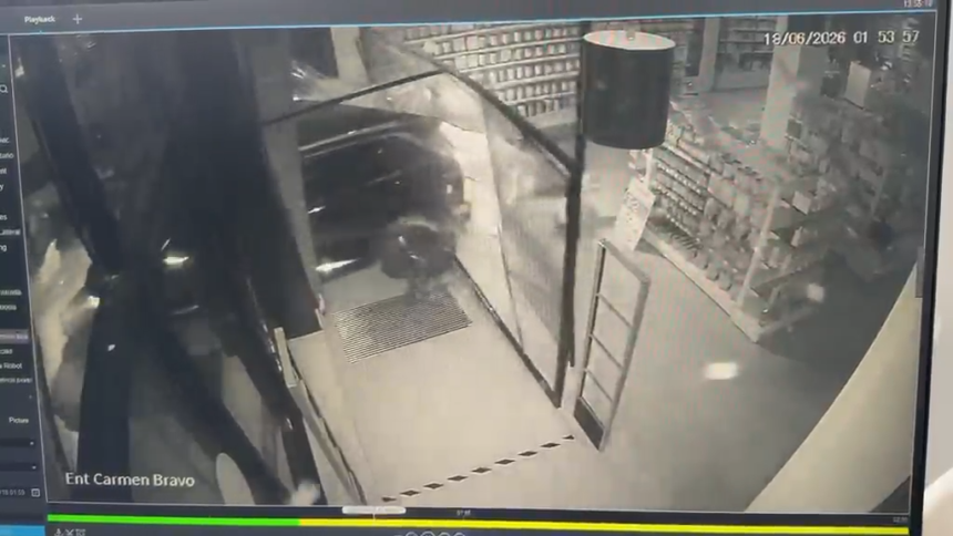 Alunizaje en una farmacia de Churriana en Málaga: cuatro atracadores estrellan un coche, en el "tercer robo en dos años" Alunizaje en una farmacia de Churriana en Málaga: cuatro atracadores estrellan un coche, en el «tercer robo en dos años»