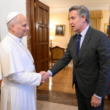 Feijóo le regala al Papa una camiseta firmada por Rafael Nadal, «referente de la España que no se rinde ante la adversidad»